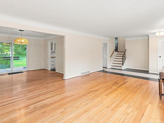 3rd image of 2510 Meadowmar Ln