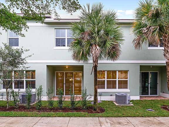 Roomy covered lanai for outdoor fun