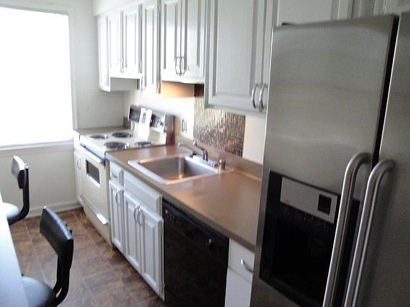 Updated Kitchen (Eletric stove has been updated to Flat top 