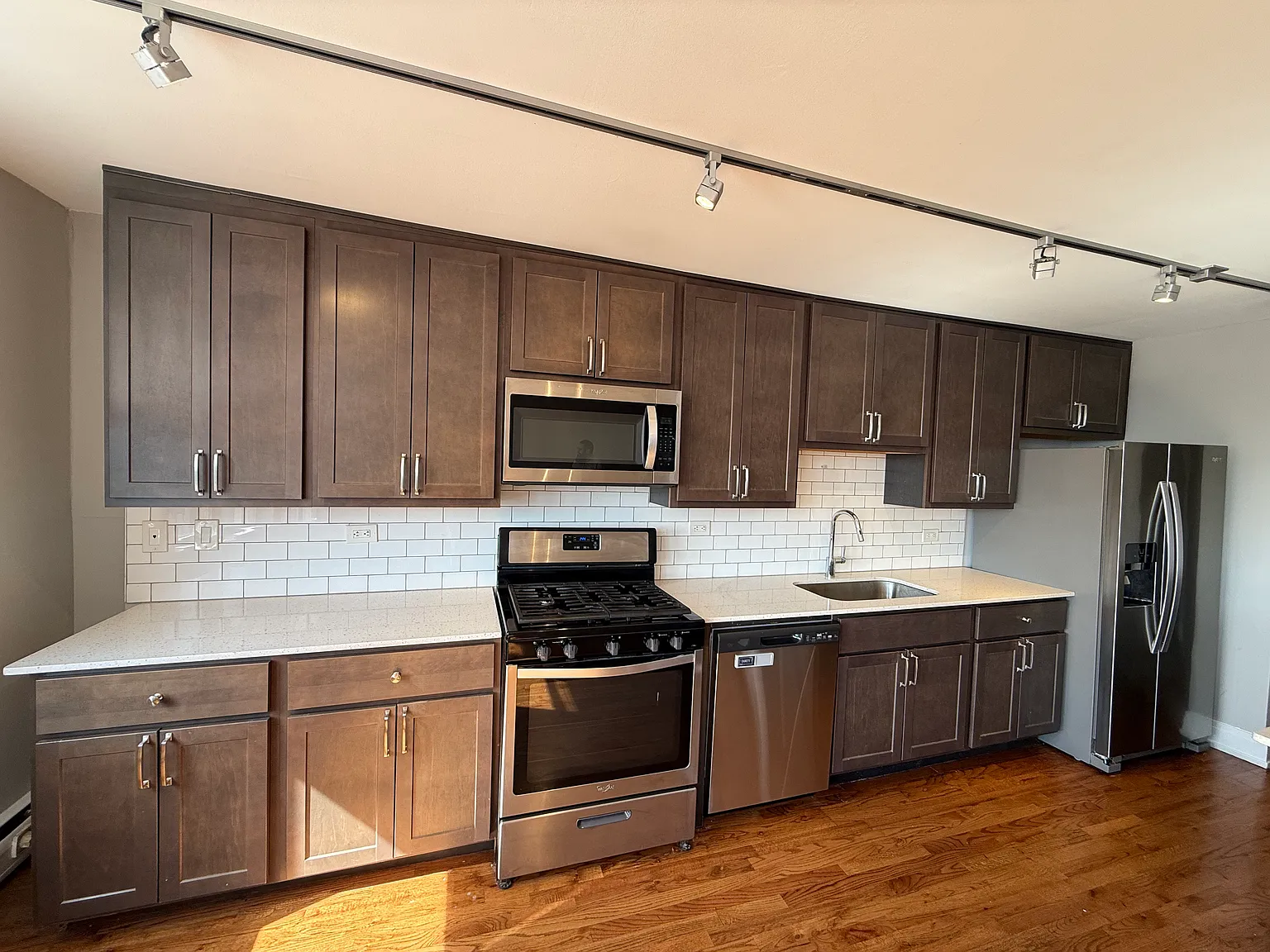 2 bed, 1.0 bath, 1050 sqft, $2,537 — Photo 4