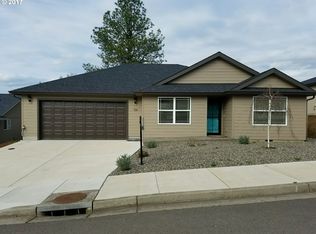 136 W Flangas Ave, Roseburg, OR 97471