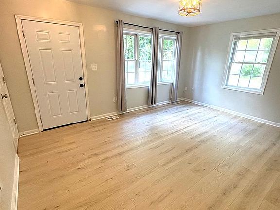 4th image of 1300 Clatterbuck Ln