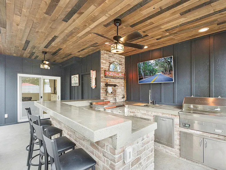 518 E Barkley Ave — Photo 4