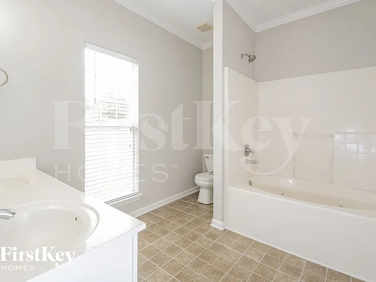 4872 Longmeadow Dr — Photo 10
