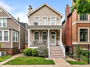 1910 W Barry Ave, Chicago, IL 60657