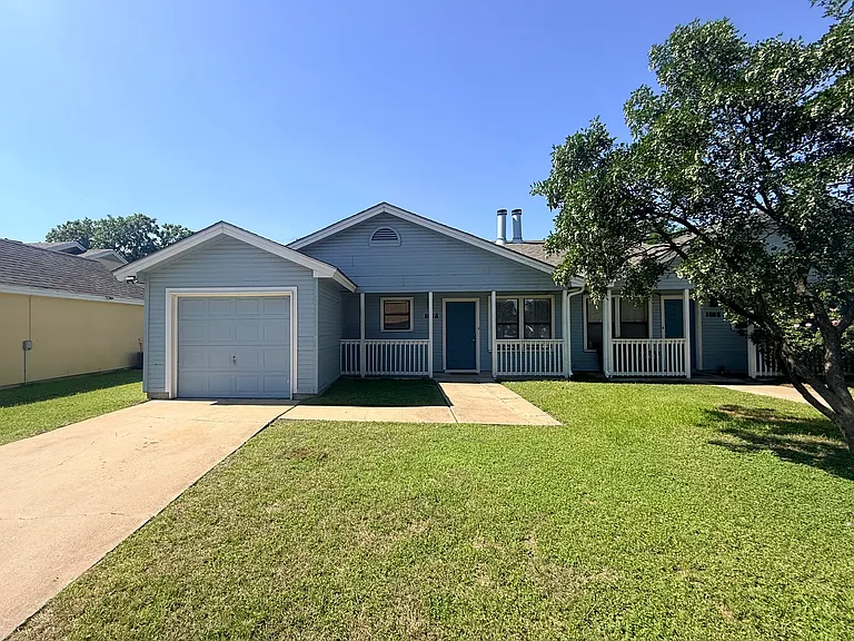 600 Country Aire Dr — Photo 2