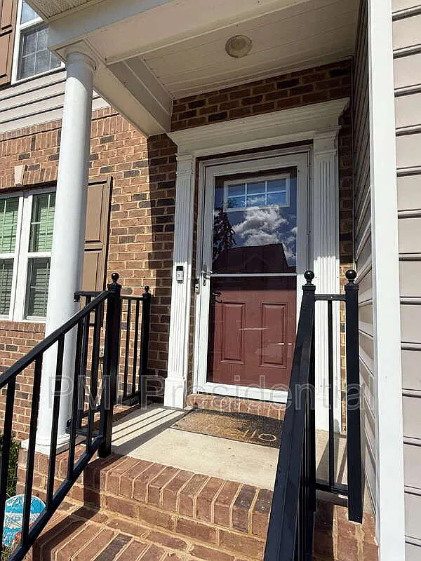 5 bed, 3.5 bath, 3235 sqft, $3,600 — Photo 2