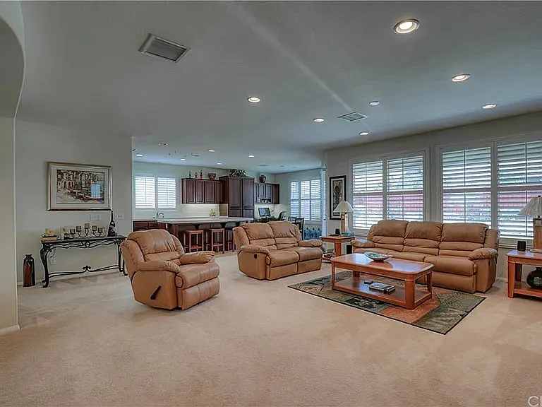 4 bed, 2325 sqft, $3,295 — Photo 2