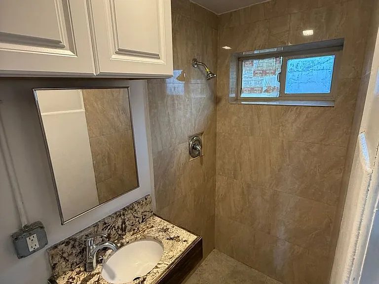 171 SW C St #4 — Photo 5