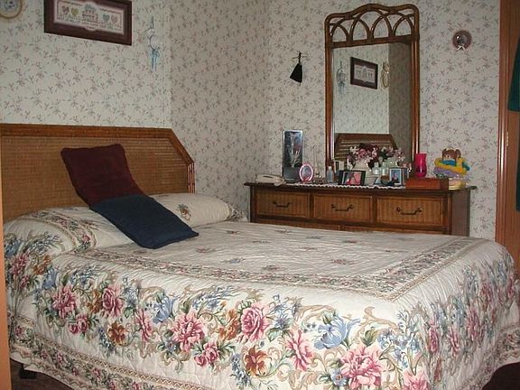 4th image of 6 Carnation Ln