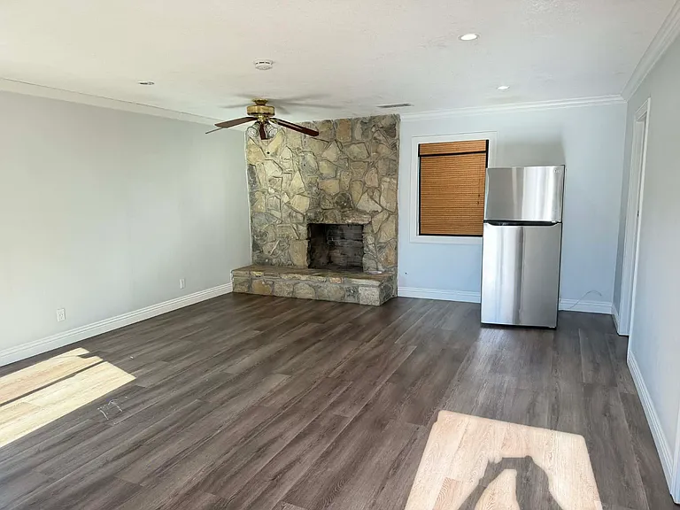 2526 E Balsam Ave — Photo 2