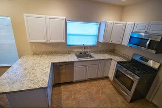 3 bed, 1200 sqft, $2,600 — Photo 3
