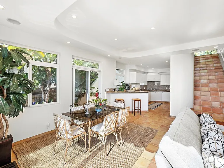 1050 Skyline Dr — Photo 9