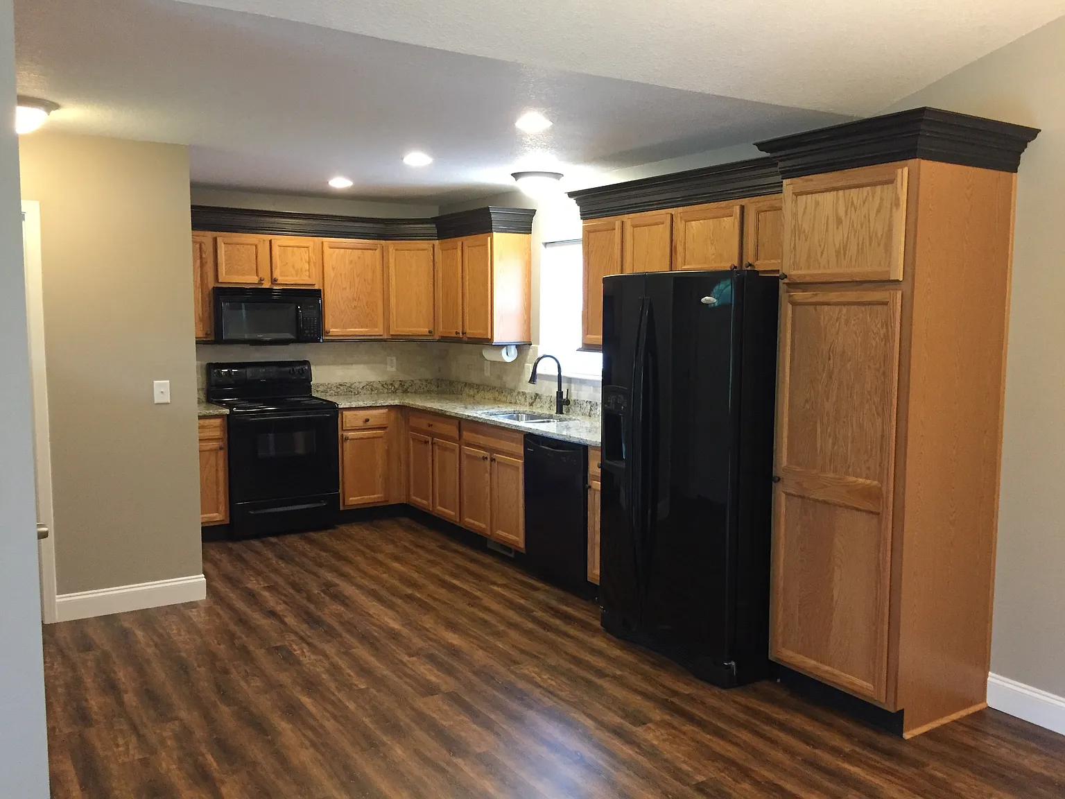 Convenient, updated 2Bed/1Bath Duplex Unit — Photo 3