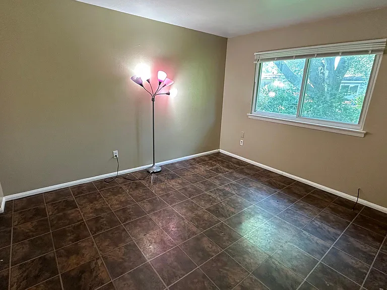 805 Southwell Ln #805 — Photo 13