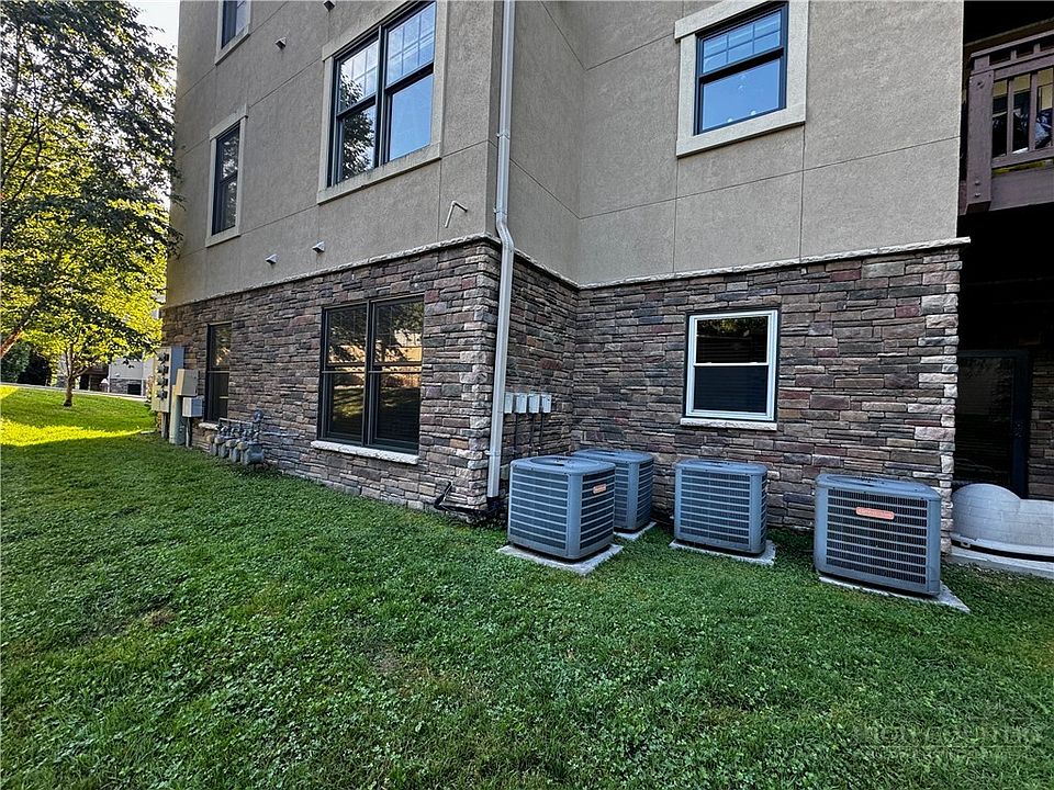 1st image of 140 Gateway #102