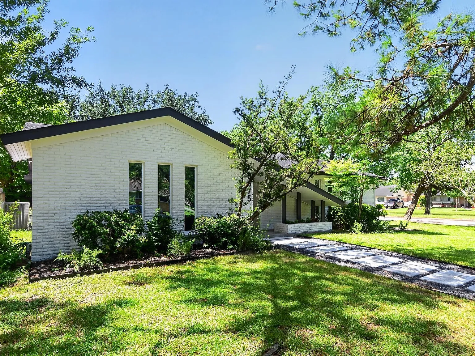 4 bed, 2.0 bath, 2305 sqft, $3,850 — Photo 3