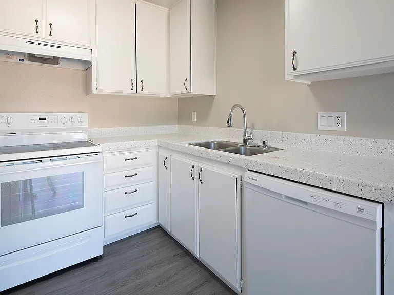 Madison Court Apartments — Photo 10