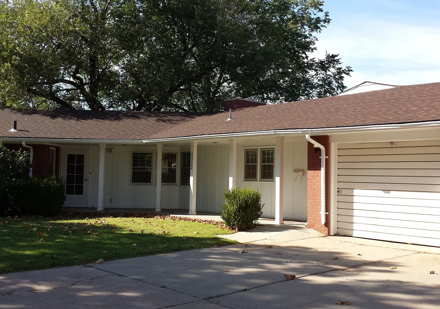 5 Bedrooms, 2 Bath House with Attached Garage — Photo 2