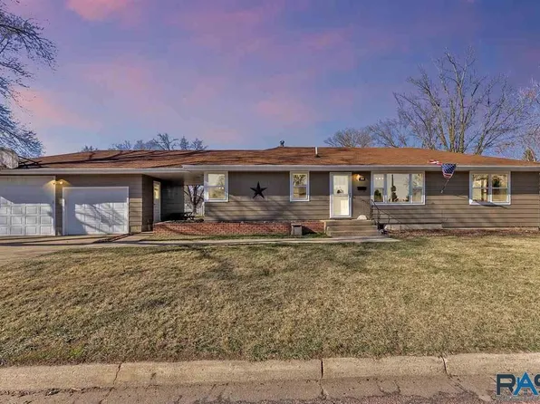 210 E Maple St, Beresford, SD 57004