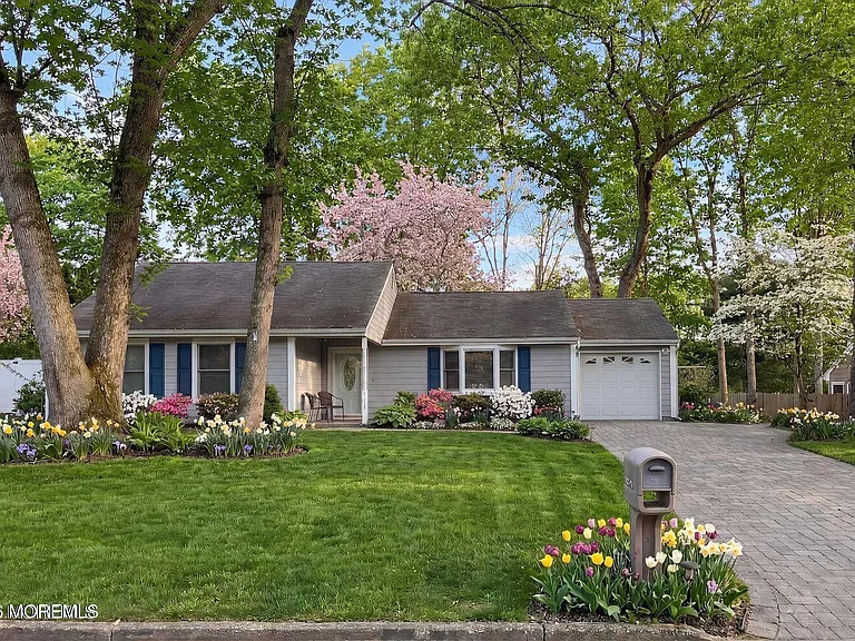 2348 Huckleberry Rd — Photo 2