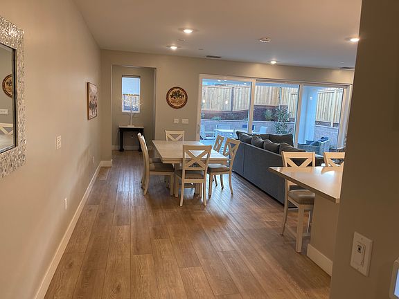 Dining room seats 6 comfortably