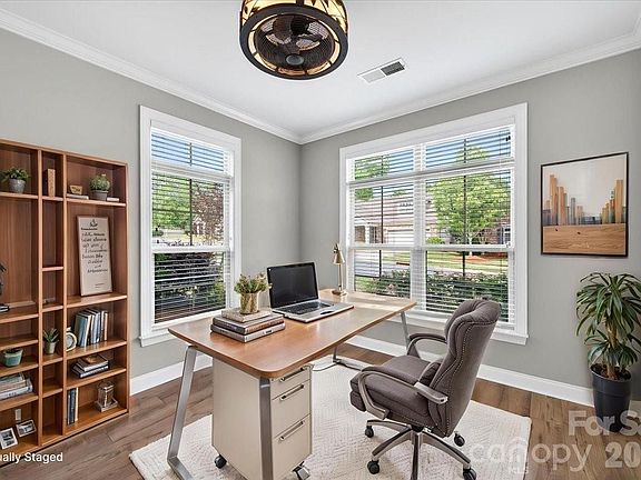 4th image of 1301 Haywood Park Dr