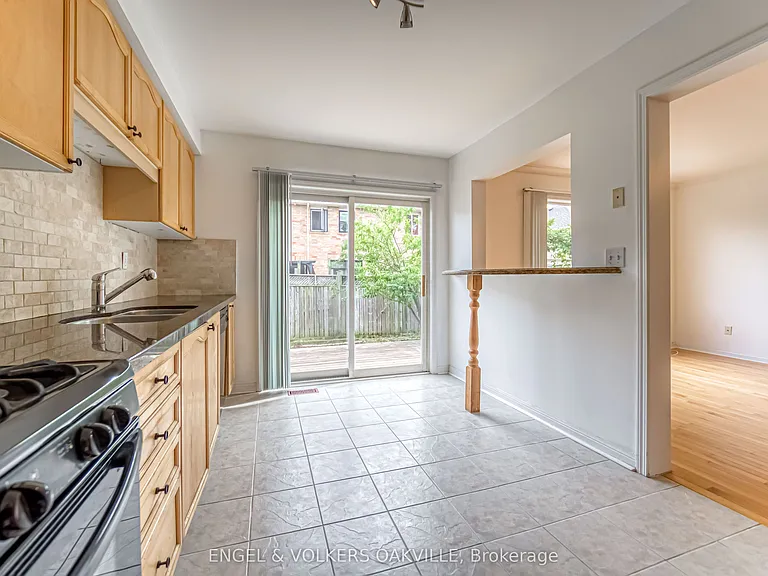 1121 Barclay Cir — Photo 6