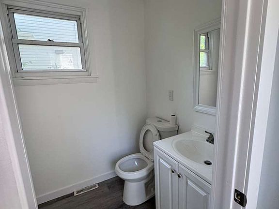 3rd image of 1520 Woodmont Ave