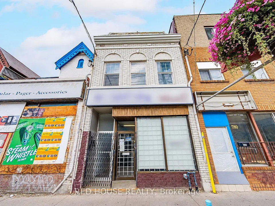 782 Dundas St W