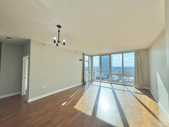 5th image of 1629 S Prairie Ave Unit 2010