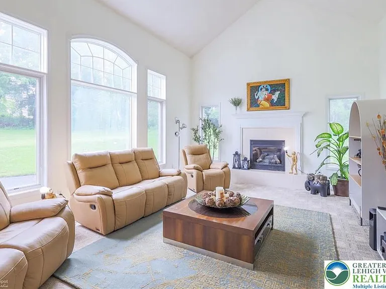 2145 Riverbend Rd — Photo 6