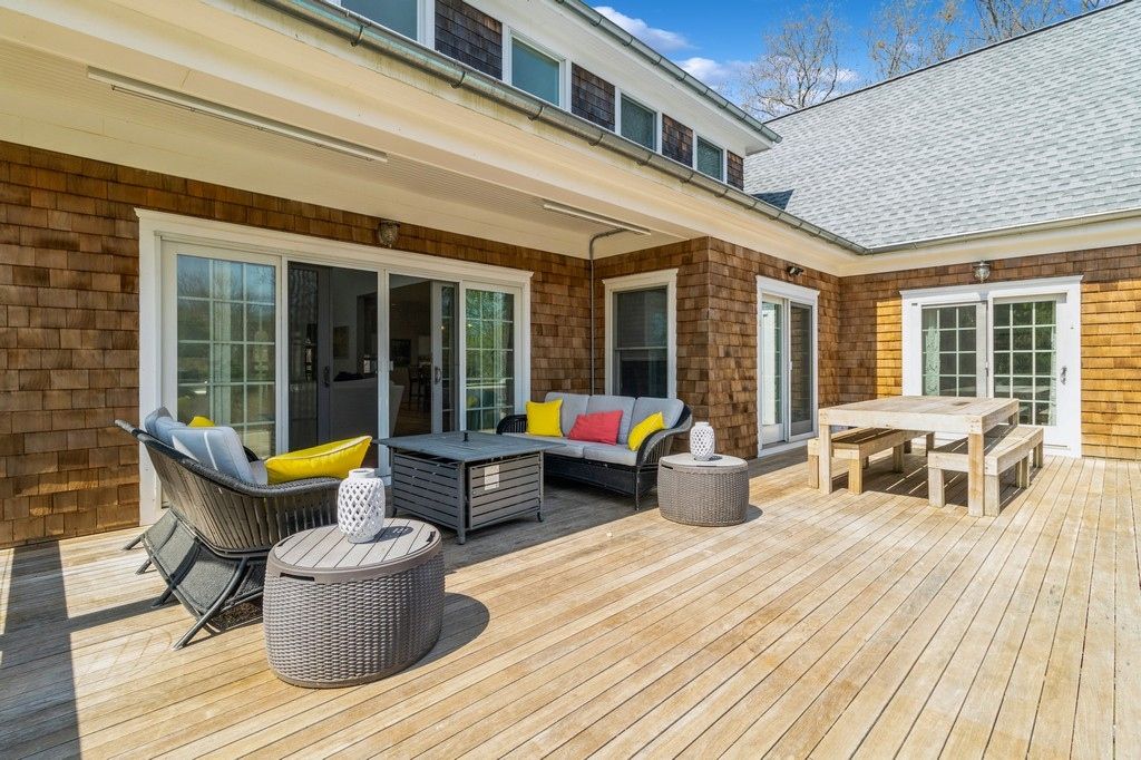  Ample decking