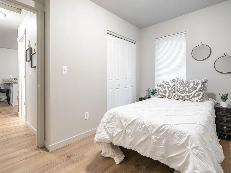 555 N. River Rd. — Photo 33