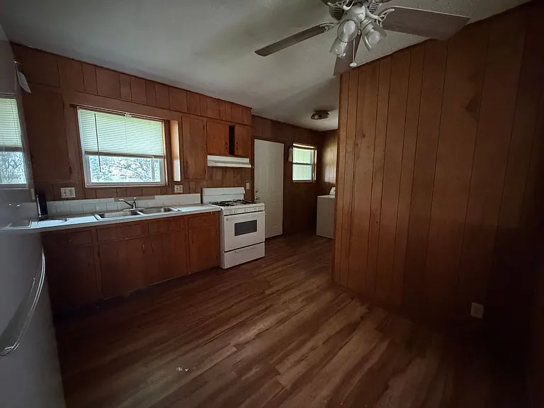 505 E Holly St — Photo 5
