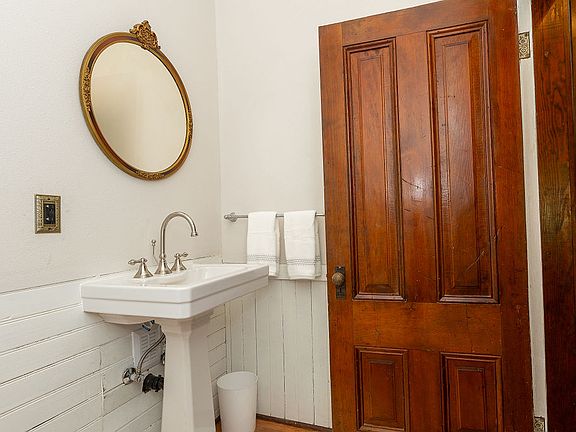 3rd image of 101 N Meridian St #1