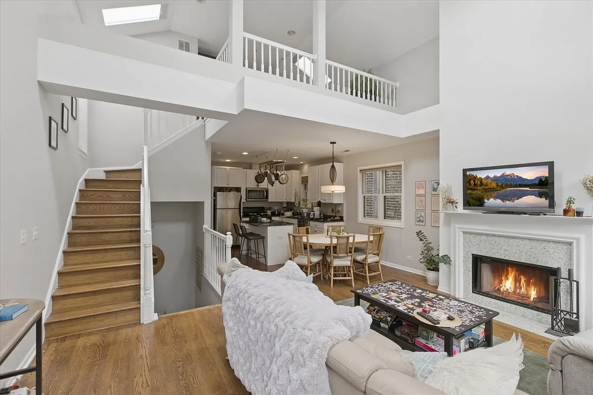3 bed, 2.5 bath, 2000 sqft, $4,500 — Photo 1