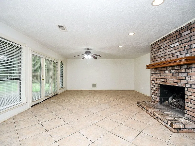 6702 Spring Leaf Dr — Photo 7