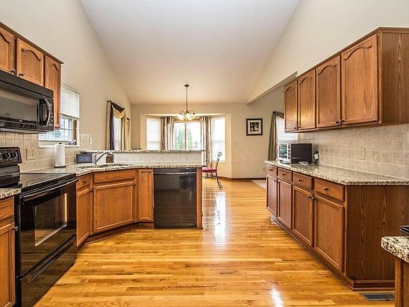 2nd image of 8293 Chateau Ln