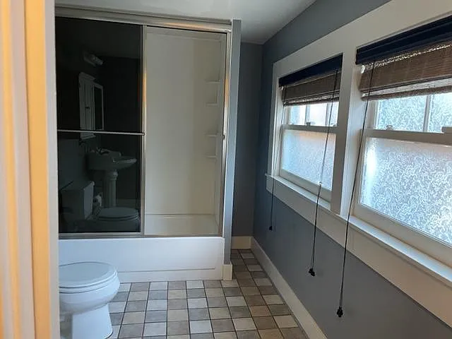 Downstairs bathroom (shower and tub)