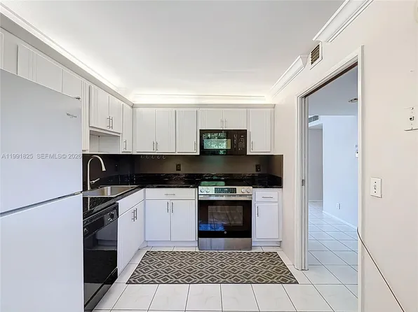 605 Oaks Dr APT 405, Pompano Beach, FL 33069