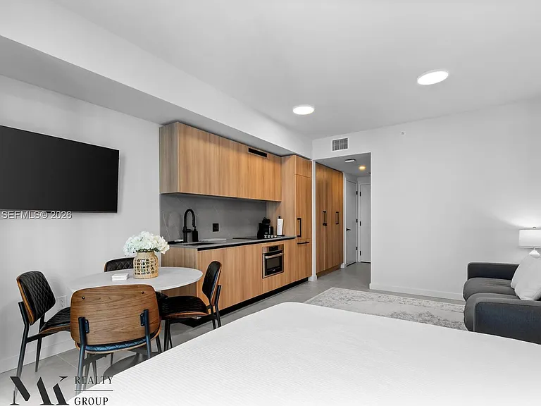 121 NE 5th St #3200 — Photo 9