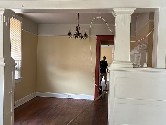 3rd image of 830 Roosevelt Pl