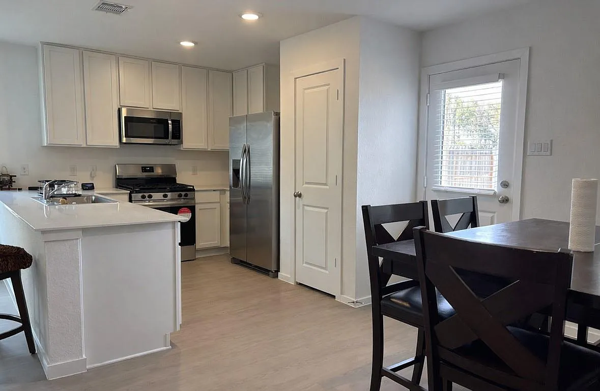 3 bed, 2.0 bath, 1302 sqft, $1,800 — Photo 4