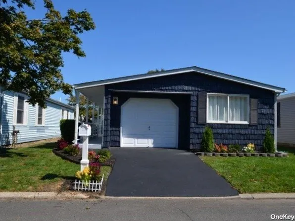 140 Village Circle W #140, Manorville, NY 11949