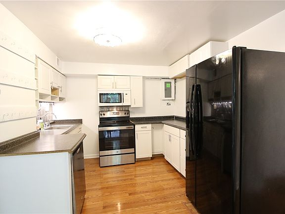 3rd image of 2610 Oakhill Dr