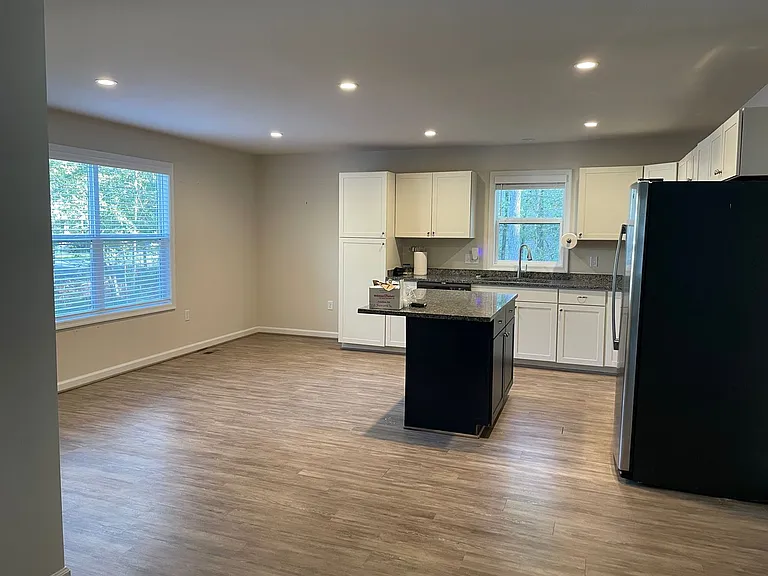 395 Shorewood Dr — Photo 9