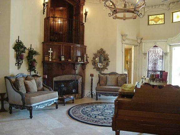 Foyer & Juliet balcony