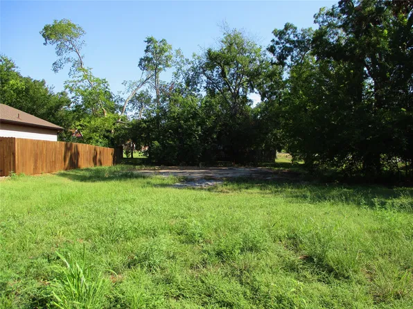 809 E 7th St, Bonham, TX 75418