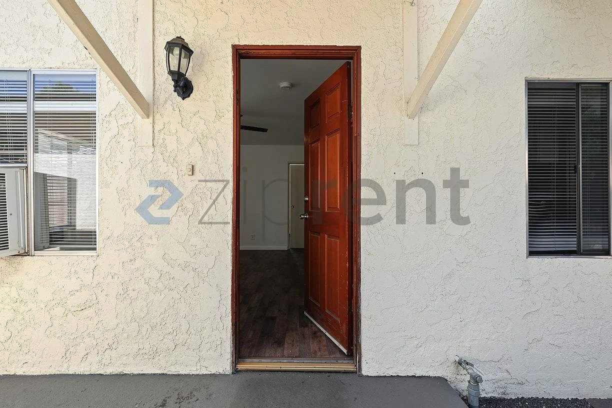 2 bed, 800 sqft, $2,200 — Photo 2
